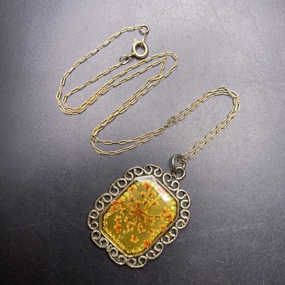 Unbranded Jewelry - Pressed Dried Flower Pendant Necklace Gold Tone Floral Paperclip Chain Vintage